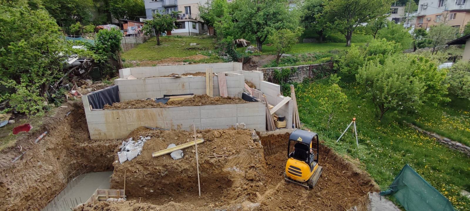 ЖИЛИЩНА СГРАДА БОЯНА СТРОИТЕЛСТВО ДВОР ТЕРАСИРАНЕ ПОДПОРНИ СТЕНИ BUILDING BOYANA